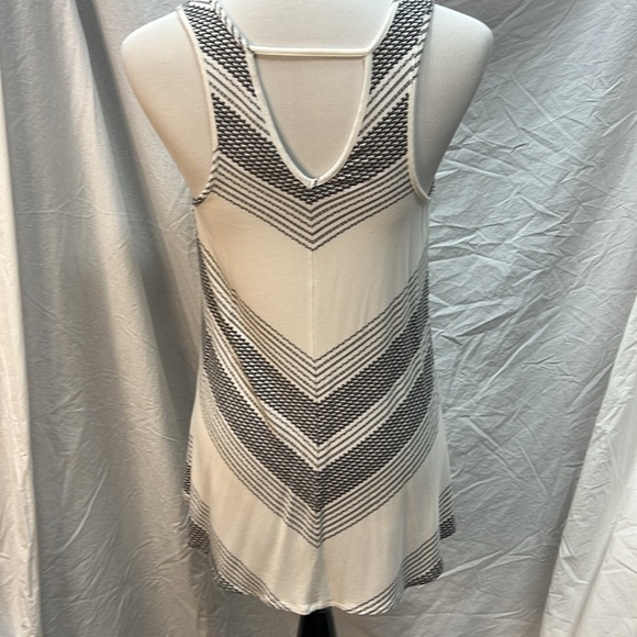 Hi-Low Hem Tunic - Picture 3 of 6